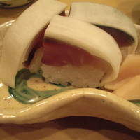 祇園にしむら - 【にしむら名物】 千枚漬を巻いた鯖寿司。