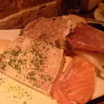 UOKIN PICCOLO - 鶏レバームースとパテ・ド・カンパーニュ　￥４８０（横にカルパ乗せちゃいました汗）