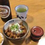 手打 さか本 そば - もつ煮450円、瓶ビール550円