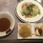 李朝 - スープ、タレ、サラダ、もやし、豆腐
            