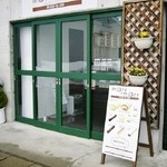 モアアンドモア - お店の入り口付近です