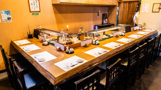 Sushi nanakarage - 入口からのカウンター席