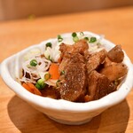 能登美 はなれ - 牛すじピリ辛煮込み@680円