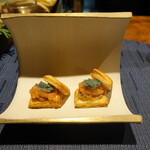 ル クーリュズ - 甘えびのタルタルに卵も乗せて、パイ、玉ねぎのソース