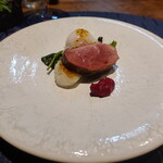 ル クーリュズ - 鴨、藁で軽く燻してソテー、デュカ、ビーツ、デイリーファームの玉子