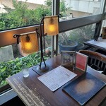 Quartier Latin - それぞれ異なる雰囲気の趣きあるテーブル席、個性的なランプの灯りに癒される！
