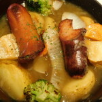 バケット - 焼きカマンベールとソーセージのオニオンスープ