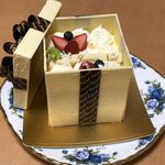 122319784 - コフレ・ノエル。箱を開けると中からケーキが♪