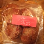 メゾン ムラタ - 220円  フィナンシェ
      前に頂いてから大好きになり、ずっと探してたら
      一番端っこにあったんだ･･･笑
      可愛いでしょ♡
      見た目も！
      とっても美味しいですよ(*^^*)