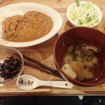 ぷろぼの食堂 - キーマカレーには、お味噌汁とおかず2品ついたミャ