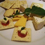 ファイブポインツ - チーズの盛り合わせクラッカー添え：1,000円