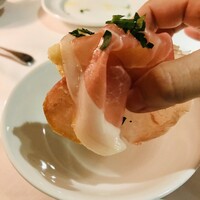 トラットリア グランボッカ - 揚げパン生ハム掛け