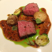 Restaurant COCON (鎌倉古今) - 鎌倉古今　厳選和牛　緑色のオイルを掛けて完成