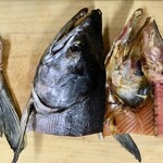 越後村上 うおや - 出刃包丁で頭(カマ付き)を割る