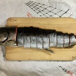 越後村上 うおや - 出刃包丁でズバッと切り身にする