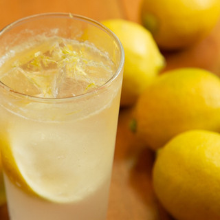 使用广岛县产柠檬的鲜榨柠檬酸味鸡尾酒是非常考究的一杯