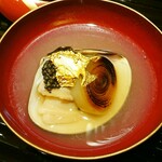 蓬左茶寮 - ＝桑名の大ハマグリとポロ葱 キャビアの潮汁＝