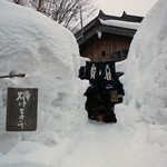 麦麦ベイク - お店へ続く雪壁