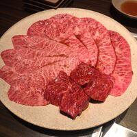 焼肉うしごろ 銀座並木通り店 - ハラミとイチボ(左)・ミスジ(右)