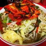 ラーメン二郎 - 小ラーメン（780円）＋ネギキムチ（100円）＋背脂煮干し（100円）