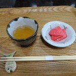 Sobazukino Mise Gan - 最初に蕎麦茶と一品出てきます。この日は赤カブのお漬物