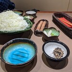 Shinjuku Saboten - [料理] 千切りキャベツ･お新香･胡麻