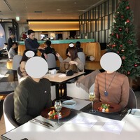 ブリーズ オブ トウキョウ - 平日とはいえ13:30の段階でほぼ満席です
