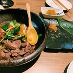 地下だけど入ったら雰囲気が良くて料理人がしっかり食事を作ってお酒もたくさんあって楽しいお店。ごんべえ - 