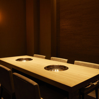 Enjoy a luxurious time enjoying delicious Yakiniku (Grilled meat) in a private space.