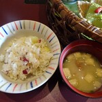 よひら - 薩摩芋の炊き込みご飯と味噌汁