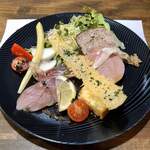 ナガタ店 - ○前菜（①の皿）・自家製パテ・プロシュート・イナダのカルパッチョ・自家製ピクルス・チーズ煎餅・自家製パン