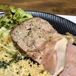 ナガタ店 - ○前菜（①の皿）・自家製パテ・プロシュート・イナダのカルパッチョ・自家製ピクルス・チーズ煎餅・自家製パン