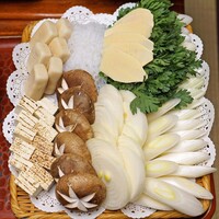 岡半 - 玉葱、筍、白滝、椎茸、お麩、豆腐、春菊、葱