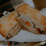 DOUTOR COFFEE - スモークチキンと半熟卵サンド　バター代わりにカラシつけるのかなー。そりゃ皆入れないでくれと頼むわ