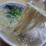 珉子ラーメン 戸畑店 - ﾁｮｲﾔﾜくらいの柔軟な歯応えで、ｽｰﾌﾟを絡めて登ってくる！