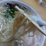 珉子ラーメン 戸畑店 - 中細麺ｽﾄﾚｰﾄで、断面はｴｯｼﾞの無い丸麺、加水率は中～中低級