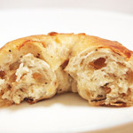 ル・シュクレクール - ベーグル (オニオン)の断面。