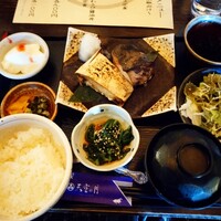 天空の月 渋谷 - ランチの日替わり焼魚定食（ブリカマ塩焼き）