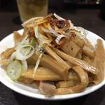 中華そば べんてん - ビールお通しのメンマに短冊チャーシュー