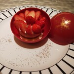 Cafe'Dior by Pierre Herme’ - 中には、苺とリュバーブのケーキ。ケーキの味は並み以下ですが ビジュアルは満点。