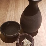 とん久 - 国籍不明で研修中の女性店員さんに燗をつけていただく