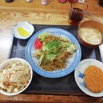 Okonomiyaki Tachibana - 焼きそば定食550円。お母さん二人で営んでいた面影は…ありません(..)