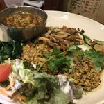 大衆中遊華食堂 八戒 - スパイスラムライス 半カリィ炒飯、四川麻婆豆腐カリィver. 別角度から