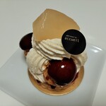 パティスリー アクイユ - キャラメルがけプチシューにバニラのシャンティと、洋梨のコンポートやシブーストを合わせた、サントノーレキャラメルポワール561円