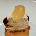 パティスリー アクイユ - 香り高いバニラのシャンティやジューシーな洋梨、ほろ苦いキャラメルがけシューやキャラメルソースがマッチ