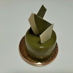 パティスリー アクイユ - 抹茶のムースとピスタチオのクリーム、フランボワーズのジュレを合わせたべべ518円