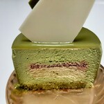 パティスリー アクイユ - ホワッと淡く溶ける甘さ控えめの抹茶ムースと、コクのあるピスタチオクリームを、甘酸っぱいフランボワーズのジュレが繋ぐ好バランス