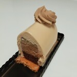 パティスリー アクイユ - キャラメルぽい香りのブロンドチョコとトロリとしたバナナのソテー、杏仁ぽいエキゾチックなトンカ豆のミルクチョコが絶妙