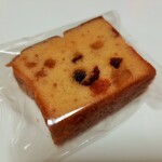 パティスリー アクイユ - ブランデーに漬け込んだ自家製ドライフルーツたっぷり、洋酒やバターがリッチなケックフリュイ238円