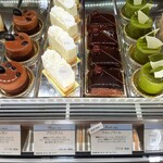 パティスリー アクイユ - 洗練された端正なデザインのプティガトーは、上品な香りやキレのある甘味、なめらかな口溶けが魅力的（その2）